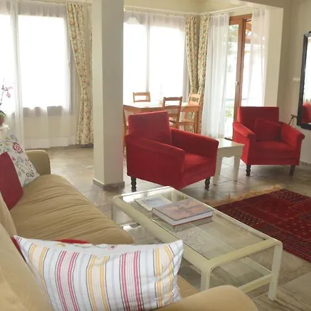 Konukevi Erguvan Foça